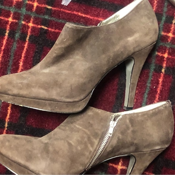 Jessica Simpson size 10 brown suede short platform booties, side zip - Picture 6 of 15